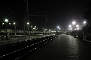 Тёмный железнодорожный вокзал, ночная фотография